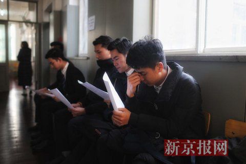 主持系考生正在備考區(qū)等待考試。