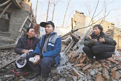 2014年1月，取保候?qū)彽乃螤?zhēng)光和父母看著殘敗的房子，默默流淚