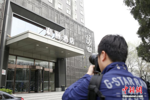 媒體記者關(guān)注北京“和頤酒店女生遇襲”事件。 圖片來源：視覺中國
