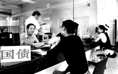 由于網(wǎng)銀和柜臺(tái)同時(shí)開售，部分銀行網(wǎng)點(diǎn)甚至來不及賣出一筆就發(fā)現(xiàn)額度全部被搶光供圖/視覺中國(guó)