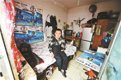 早晨收拾停當后，李大鵬準備前往地鐵賣藝