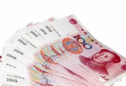 按照4月1日起上海執(zhí)行的月最低工資標準2190元計算，勞動者在5月1日當天加班，每天的加班工資至少有302元。如果3天都加班、不調休，加班工資至少有704元。
