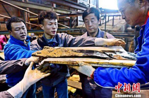 圖為南昌西漢海昏侯墓主槨室考古發(fā)掘現(xiàn)場出土了一組漆器“屏風”?！」?攝