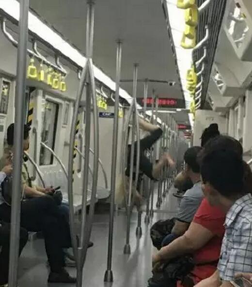女子在地鐵上跳鋼管舞。