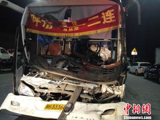 圖為載客大巴車，受損嚴重。