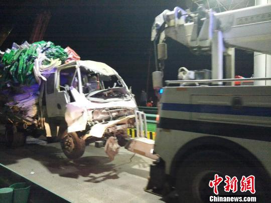 圖為事故清障車運送受損車輛。