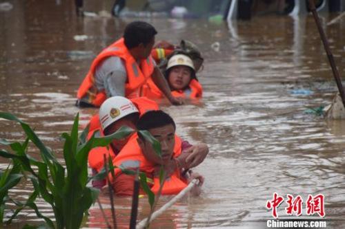 資料圖：6月20日，貴州省黔西南州暴雨成災。圖為消防員抗洪救人?！∏髂舷?攝