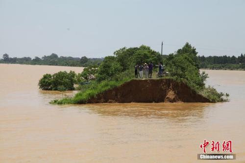 資料圖：6月21日，江西鄱陽縣濱田水庫泄洪道河堤(濱田河)潰口現場。 王劍 攝