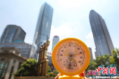 7月26日中午12點(diǎn)39分，南京街頭高溫逼人，用溫度計(jì)測量的實(shí)時(shí)溫度超過40攝氏度。 中新社記者 泱波 攝