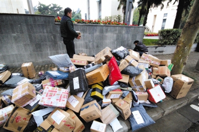 2015年11月19日，江蘇省南京市，河海大學(xué)校園外的路上大堆的快遞。圖/視覺中國