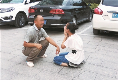 一位來(lái)自山西的父親，在燕郊找到陷入傳銷(xiāo)組織的女兒，當(dāng)街痛哭，求女兒回家