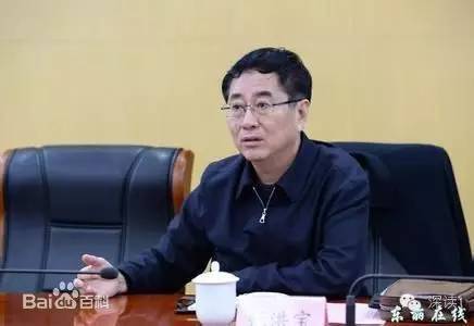 通報(bào)指出，張洪寶眼看著幾年前還不知名的個(gè)體老板搖身一變成為大企業(yè)家，心里既艷羨又發(fā)酸，滋生了“我為他們贏得了好的發(fā)展機(jī)遇，收些款物就權(quán)當(dāng)是對(duì)我這些年辛勤工作的一種補(bǔ)償”的念頭。于是他開始熱衷于與身邊的企業(yè)老板拉拉扯扯、勾肩搭背，剛開始只是幾頓飯、幾張卡，日積月累，越陷越深，不給錢不辦事，給了錢才辦事，在東麗人稱