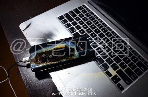 根據(jù)圖片來(lái)看，蘋(píng)果MacBook Pro筆記本觸控面板左邊部分被熏黑，而且該網(wǎng)友也提供了充電設(shè)備，就是三星Note 7原裝充電器。
