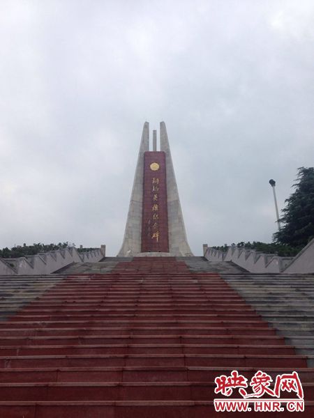 桐柏是革命老區(qū)，英雄紀(jì)念碑位于南端翠屏山上。