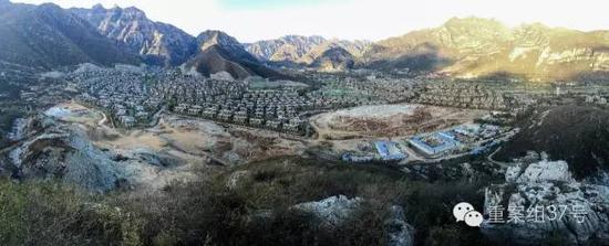 河北淶水“青青小鎮(zhèn)”1-6期全景圖，上百棟別墅組成的別墅群依山而建。部分山體被炸平，準(zhǔn)備建起聯(lián)排雙拼別墅。    新京報(bào)記者 大路 攝