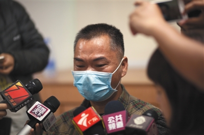 昨日，深圳，羅一笑的父親羅爾接受媒體采訪。圖/視覺(jué)中國(guó)