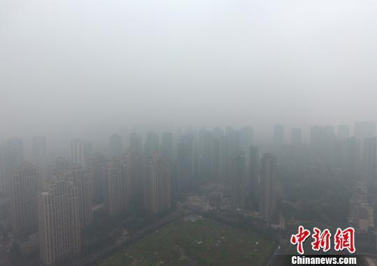  1月5日，重慶主城上空一片灰蒙蒙。