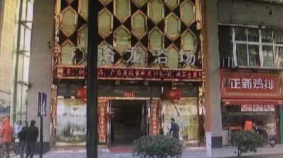 張阿姨說，附近柜臺一名工作人員，說什么也不讓她在這塊走廊哄孫女，幾句不和，雙方吵了起來。