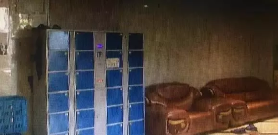 事后一家在浴場里燃放爆竹？