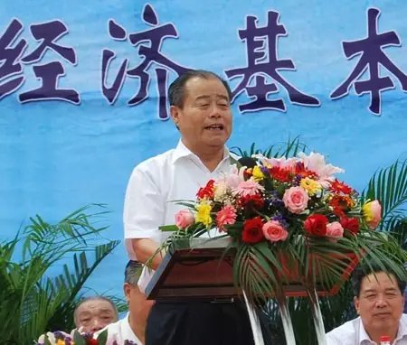 信發(fā)集團(tuán)發(fā)展成為一家集發(fā)電、供熱、氧化鋁、電解鋁、碳素、燒堿、聚氯乙烯、電石、鋁深加工等產(chǎn)業(yè)于一體的現(xiàn)代化大型企業(yè)集團(tuán)，位于山東聊城茌平縣。2016年10月，信發(fā)集團(tuán)董事局主席張學(xué)信在接受山東商報(bào)采訪時(shí)表示，44年企業(yè)沒有一名員工離職。