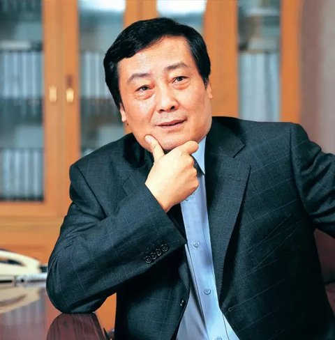 靠一瓶一瓶賣水發(fā)家的娃哈哈董事長宗慶后曾接受《環(huán)球時(shí)報(bào)》采訪表示，企業(yè)家社會(huì)責(zé)任除了體現(xiàn)在為社會(huì)創(chuàng)造財(cái)富，解決更多就業(yè)，以及增加稅收貢獻(xiàn)，再者就是要把員工照顧好，讓員工在企業(yè)發(fā)展，收入生活水平提高。