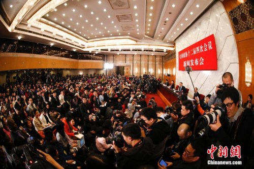 資料圖：2016年3月2日，全國政協(xié)十二屆四次會議新聞發(fā)布會在北京人民大會堂舉行，大會新聞發(fā)言人王國慶回答記者提問。 中新社記者 杜洋 攝
