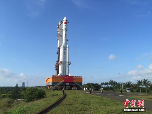 4月17日7時(shí)30分，承載著長(zhǎng)征七號(hào)遙二運(yùn)載火箭與天舟一號(hào)貨運(yùn)飛船組合體的活動(dòng)發(fā)射平臺(tái)，垂直轉(zhuǎn)運(yùn)至發(fā)射區(qū)，標(biāo)志著“天舟一號(hào)”飛行任務(wù)正式進(jìn)入發(fā)射階段。閆寧 攝