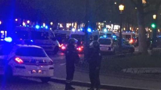 據(jù)英國(guó)廣播公司（BBC）消息，巴黎警方稱，巴黎中部發(fā)生槍擊事件，一名警察死亡，另一名受傷。