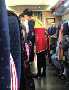 高鐵盒飯價格過高問題，近年來已成為社會熱點話題。高鐵盒飯價格緣何居高不下呢？究竟是盒飯企業(yè)壟斷化經(jīng)營，還是盒飯的成本高？這都需要高鐵相關部門公開透明，算出明細賬。