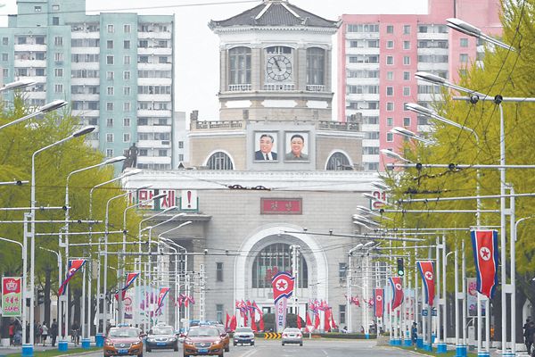 4月25日是朝鮮人民軍建軍85周年紀(jì)念日。圖為24日的平壤街頭。