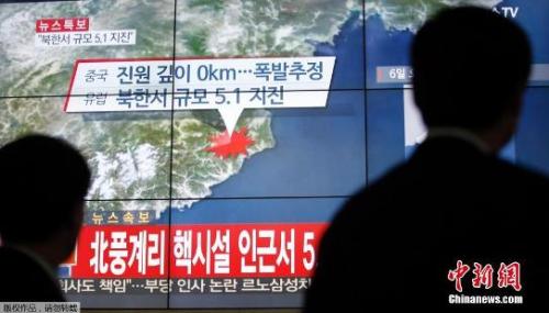 圖三 資料圖：韓國民眾觀看電視對朝鮮媒體試射氫彈的報道。