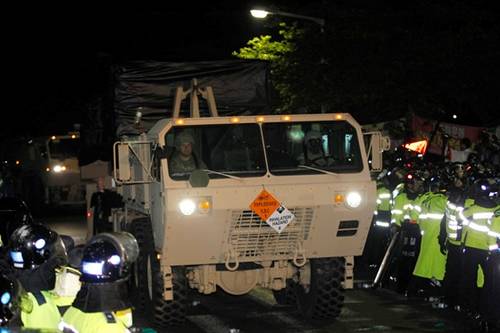 在1000多名警察的護(hù)衛(wèi)下，薩德系統(tǒng)被運到星州的高爾夫球場圖據(jù)網(wǎng)絡(luò)