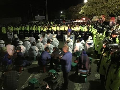 在把薩德搬運到星州高爾夫球場過程中，當(dāng)?shù)鼐用窈途彀l(fā)生對抗沖突圖據(jù)網(wǎng)絡(luò)