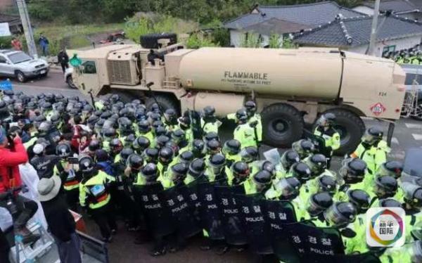 凌晨4時(shí)30分左右，駐韓美軍向“薩德”系統(tǒng)部署地星州高爾夫球場(chǎng)運(yùn)送“薩德”相關(guān)裝備。約有20多輛卡車和軍用拖車進(jìn)入星州高爾夫球場(chǎng)，其中裝有兩臺(tái)導(dǎo)彈發(fā)射架、X波段雷達(dá)及作戰(zhàn)指控中心等裝備。