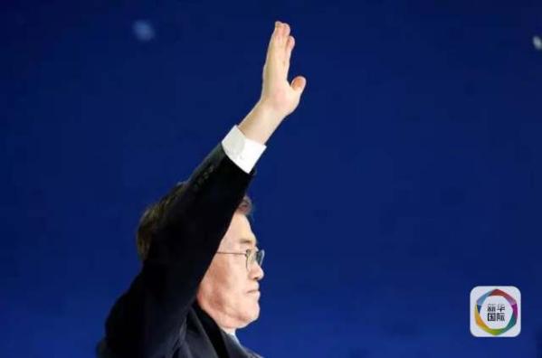 目前民調(diào)領(lǐng)先的共同民主黨候選人文在寅方面當(dāng)天上午表示，強(qiáng)行在星州部署“薩德”的做法“無(wú)視國(guó)民意愿和程序”，實(shí)際上切斷了下屆政府針對(duì)“薩德”相關(guān)政策的判斷余地。