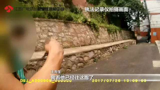 10歲女孩稱在小區(qū)內被綁架 監(jiān)控畫面卻是這樣一幕