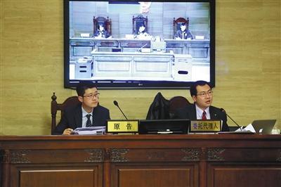 “小黃車”的商標(biāo)所有人“數(shù)人公司”代理律師稱，“ofo小黃車”侵犯了“小黃車”的注冊商標(biāo)。