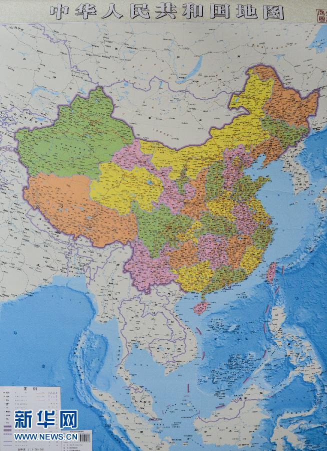 這是6月23日拍攝的豎版《中華人民共和國(guó)地圖》。