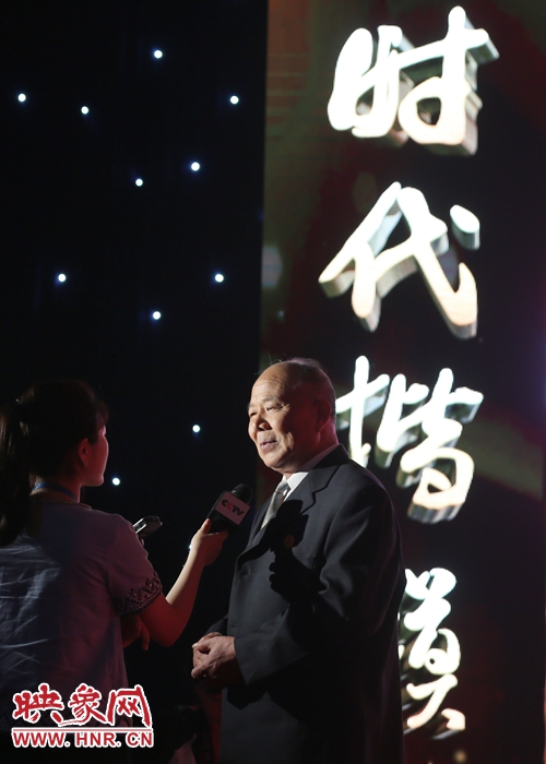 河南鄧州“編外雷鋒團(tuán)”團(tuán)長宋清梅，在“時代楷模”發(fā)布廳接受中央媒體現(xiàn)場采訪。
