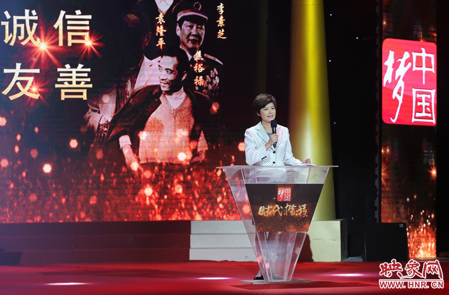 中央電視臺“時代楷?！卑l(fā)布廳，發(fā)布人敬一丹介紹“編外雷鋒團(tuán)”。