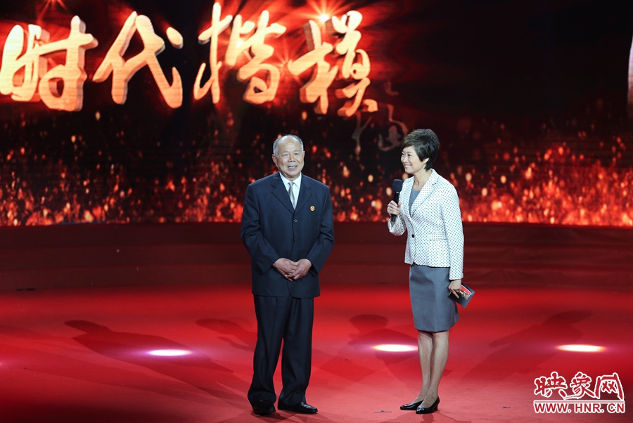 河南鄧州“編外雷鋒團(tuán)”團(tuán)長，在“時代楷?！卑l(fā)布廳接受敬一丹訪問。