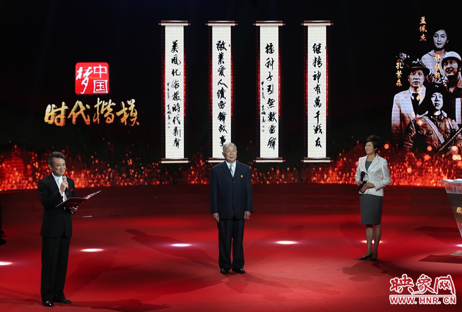 朗誦者現(xiàn)場朗誦贊河南鄧州“編外雷鋒團(tuán)”的楹聯(lián)。