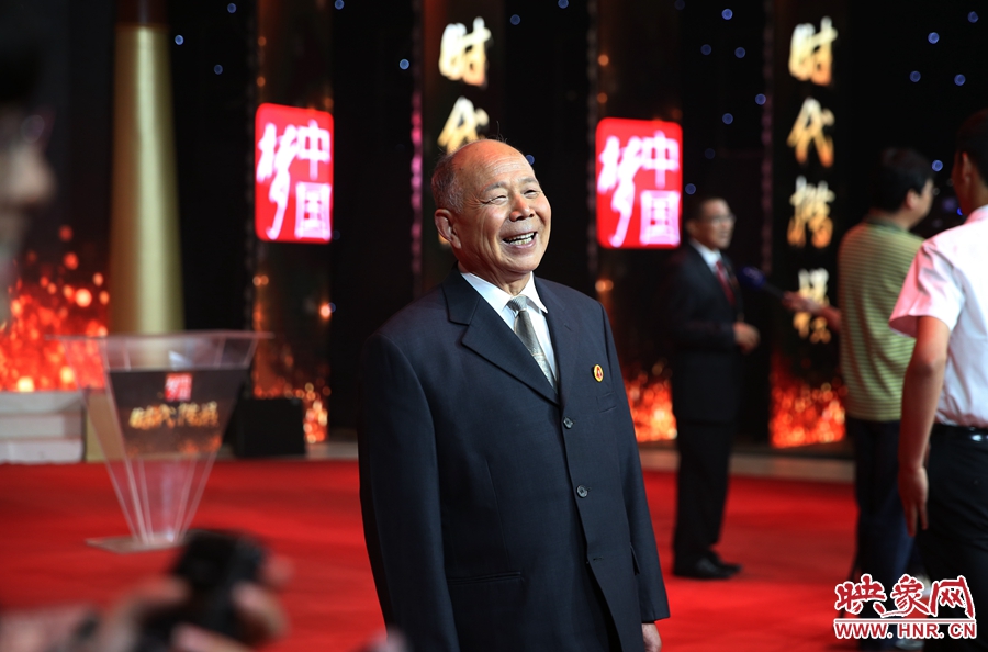 河南鄧州“編外雷鋒團(tuán)”被中宣部授予“時代楷模”榮譽(yù)稱號，團(tuán)長宋清梅非常激動和高興。