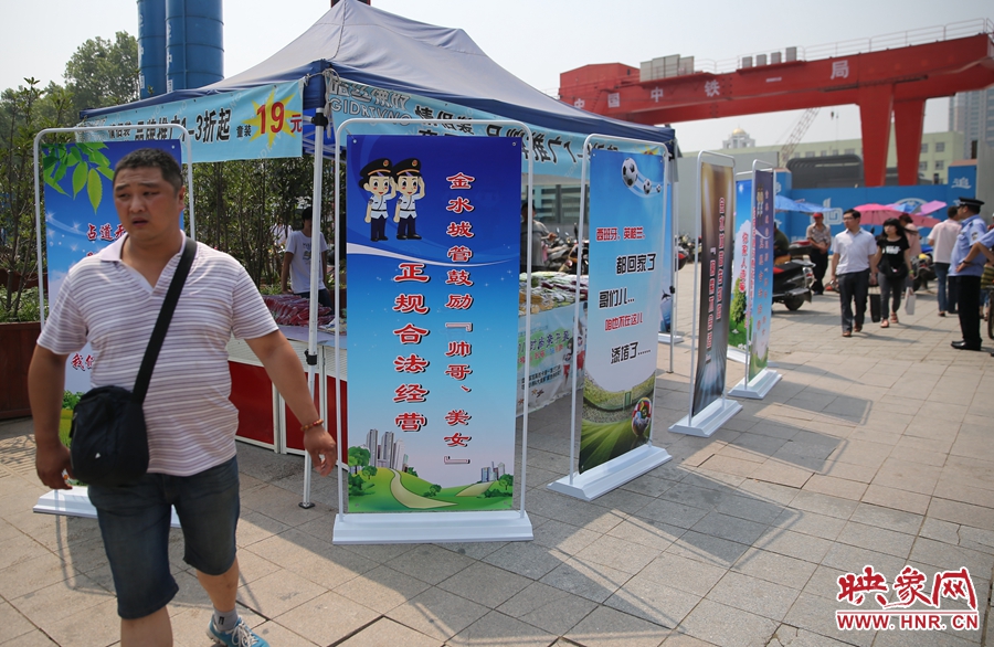 攤位被“圍觀”后，沒(méi)有一單生意，過(guò)往市民叫好。