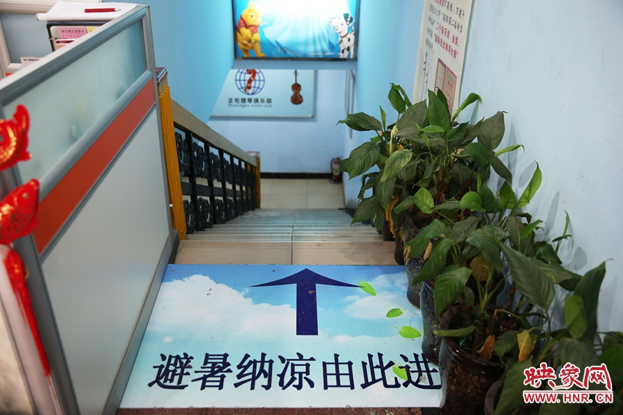 金水區(qū)人防（珠江琴行）納涼點(diǎn)入口處的明顯標(biāo)識(shí)。
