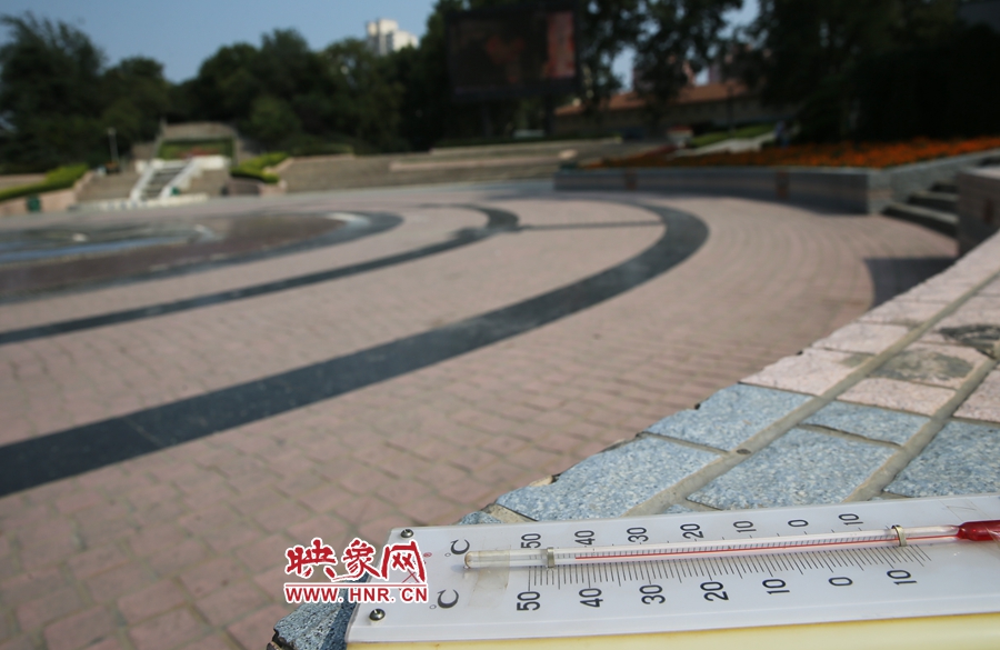 7月8日下午15時(shí)46分，紫荊山公園地表溫度為42度（溫度計(jì)放置地面測(cè)量），比人防納涼處高17度。