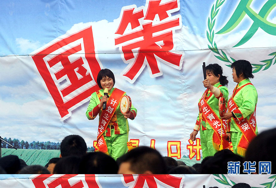 說唱演員在河南省寶豐縣街頭宣傳計劃生育政策（2008年2月19日攝）。