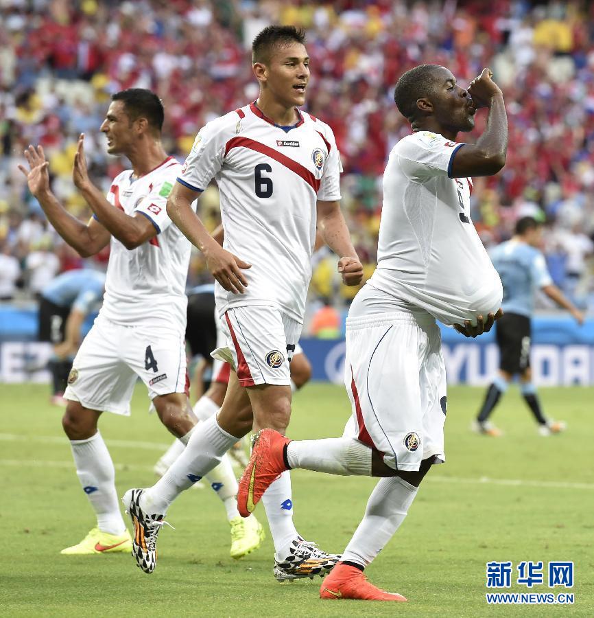 6月14日，哥斯達黎加隊球員喬·坎貝爾（右一）進球后將足球塞進衣服內(nèi)慶祝。