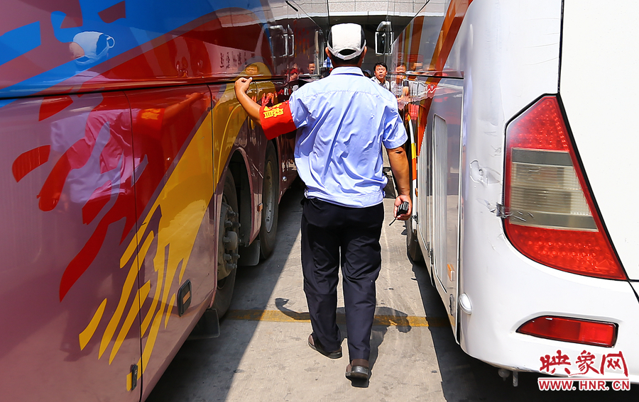 在車場指揮了十來分鐘，調(diào)度員的后背已被汗水浸透