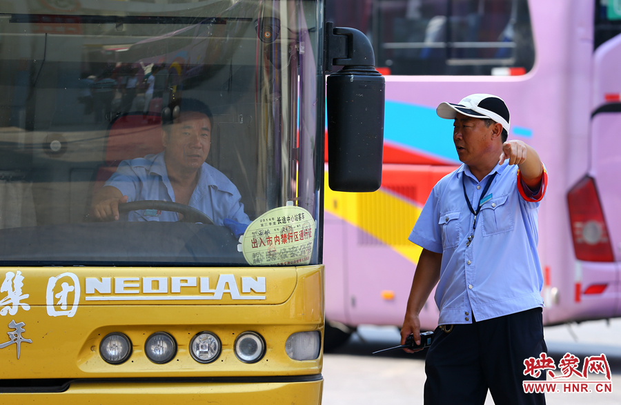 車場內(nèi)眾多汽車發(fā)動(dòng)機(jī)的噪音，使得調(diào)度員和司機(jī)交流都需要加大音量